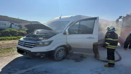 Antakyada seyir halindeki minibüste korkutan yangın