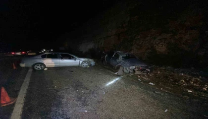 Antalyada aynı yönde giden iki otomobil çarpıştı:4 yaralı