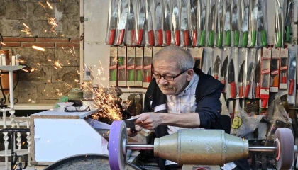 Antalyada bıçak bileme ustası mesleğini yaşatıyor, 50-60 bin liraya çırak bulamıyor