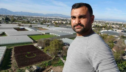 Antalyada çiftçiler 1,5 dönümlük tarlaya 13 bin marulla Türk bayrağı deseni oluşturdu