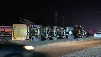 Antalyada EDS direğine çarpan tır devrildi: 2 yaralı