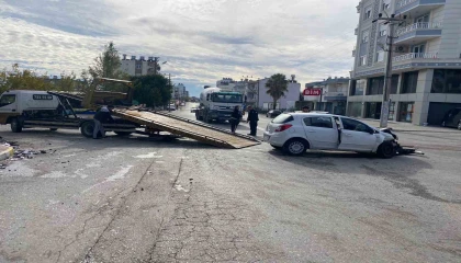 Antalyada hafif ticari araç ile otomobil kavşakta çarpıştı: 4 yaralı