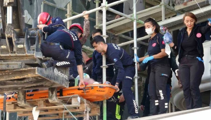 Antalyada inşaat iskelesinden düşen işçi ağır yaralandı