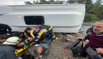 Antalyada midibüs devrildi: 6 yaralı