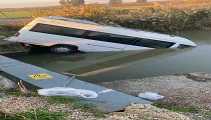 Antalyada minibüs sulama kanalına uçtu