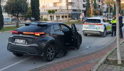 Antalyada motosiklet ile otomobil çarpıştı: 2 yaralı