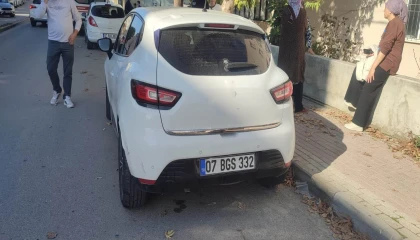 Antalyada park halindeki otomobile çarpan motosikletli yaralandı