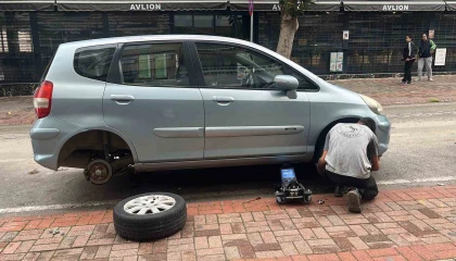 Antalyada park halindeki yaklaşık 20 aracın lastikleri kesildi