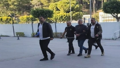 Antalyada sahibi olduğu markette tartıştığı 2 kişiyi öldüren cinayet zanlısı adliyeye sevk edildi