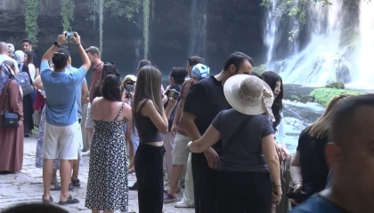 Antalyanın simgelerinden Düden Şelalesi, 2025te yaklaşık 900 bin ziyaretçiyi ağırladı