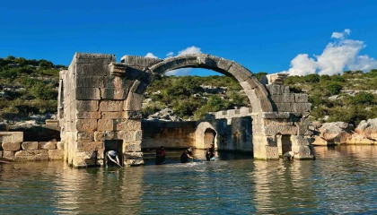 Arkeologların çamur ve suyun içinde bin 850 yıllık antik havuzu gün yüzüne çıkarma çabası