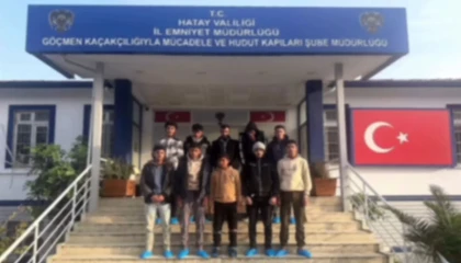 Avrupa umuduyla çıktıkları yolda battaniye altında Hatayda yakalandılar