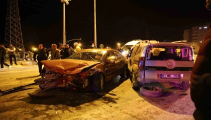 Baba yadigarı otomobil hurdaya döndü: 2 yaralı