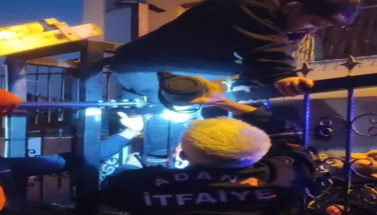 Bacağına demir korkuluk saplanan çocuk hastaneye kaldırıldı