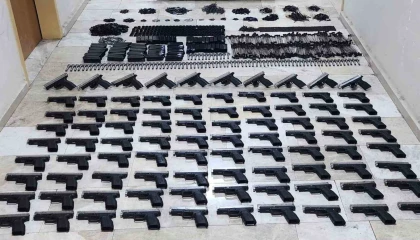 Bagajdan silah deposu gibi 90 adet ruhsatsız tabancı çıktı