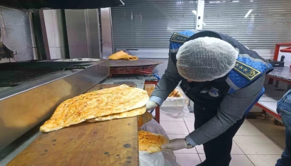 Baharatın içine bozulmasın diye bırakılan çiğ et, zabıta ekiplerini şaşırttı