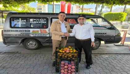 Bahçesini don vuran Elmacı Dede, Hataydan yüklediği mandalinaları Mehmetçiğe götürmek için yola çıktı