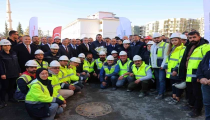 Bakan Kurum: Son tuğlalarımızı koyuyor, son çivilerimizi çakıyoruz