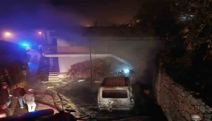 Burdurda evde çıkan yangın hafif ticari araca sıçradı