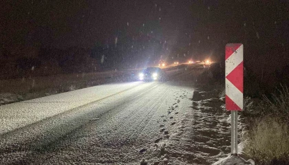 Burdurda kar yağışı nedeniyle birçok araç yola kaldı
