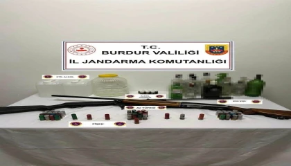 Burdurda yeni yıl öncesi kaçak alkol ve silah ele geçirildi
