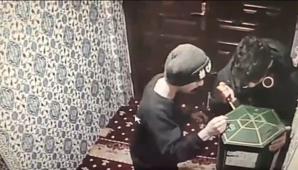 Camideki bağış kutusunu açamayan acemi hırsızlık şüphelileri kamerada