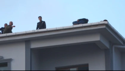 Çatıya çıktı, 80 bin TLlik alacağını tahsil edince ikna olup indi