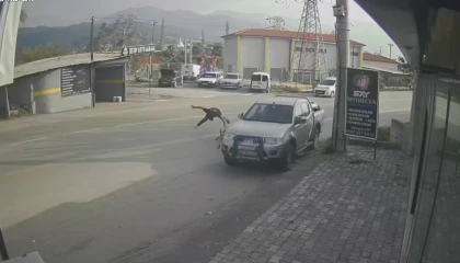 Ciple çarpışan motosikletin sürücüsü metrelerce savruldu