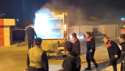 Çöp toplama sırasında yanan kamyonunu itfaiyeye sürdü