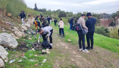 Çöpleri belediye yerine gönüllüler topladı