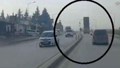 Damperi açık hafriyat kamyonu trafik ışıklarına çarptı