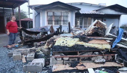 Deprem sonrası inşa ettikleri evlerinde alevler içinde kalan aile korku dolu anlar yaşadı