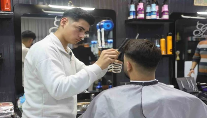 Depreme müşterisinin saçını yıkarken yakalanan kuaförün ustalığını konuşturduğu anlar kamerada