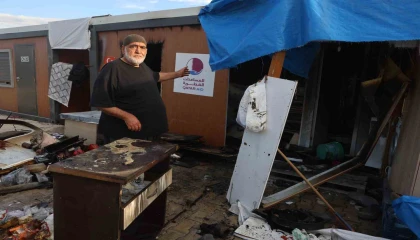 Depremzede yaşlı çiftin yaşadığı konteyner yanarak küle döndü