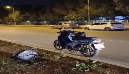 Direksiyon hakimiyetini kaybedip refüje çarpan motosiklet sürücüsü öldü