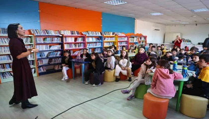 Doğan Hızlan Kütüphanesinde imza etkinliği