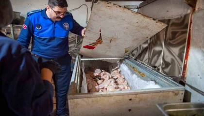 Dönerciden kurtlu salça ve turşu çıktı