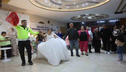 Down sendromlu Ezginin düğün hayali gerçek oldu, mutluluğuna ortak olan polisler yürekleri ısıttı