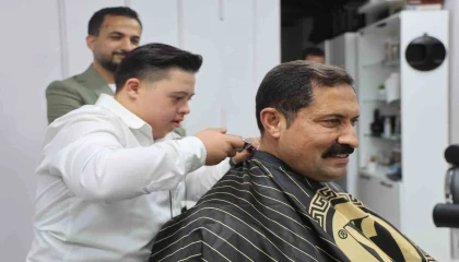 Down sendromlu kuaför Şükrüden Vali Masatlıya yürek ısıtan tıraş