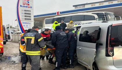 Duvara çarpan hafif ticari aracın sürücüsü yaralandı