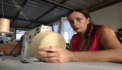 El işiyle ilmik atarak para kazanan 4 çocuklu anne, evlatlarına ve engelli eşine kendi emeğiyle bakıyor