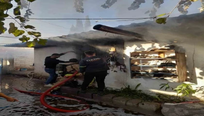 Erzinde müstakil ev yandı