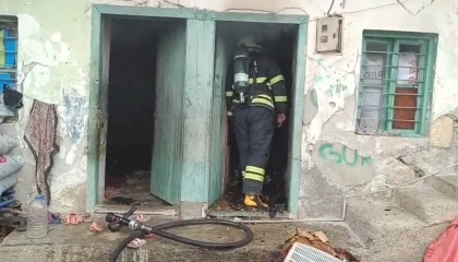 Ev yangını çevreye sıçramadan söndürüldü