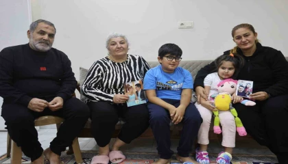 Evladından bahsederken gözyaşlarına boğulan anneanne, depremde kaybettiği kızının emaneti olan torunlarına hem annelik hem de babalık yapıyor