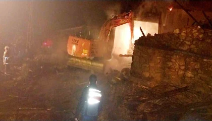 Fekede ev yangını: bir ev kül oldu, lojman zarar gördü