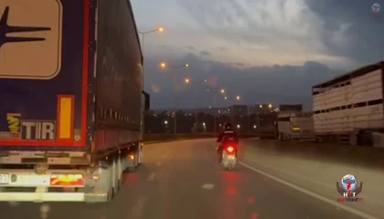 Fırtınada motosikletliye duvar olan tırcı yürekleri ısıttı