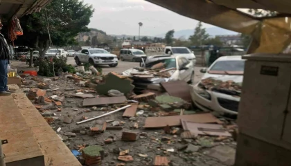 Fırtınanın etkisiyle yıkılan duvar 3 otomobile ve 1 motosiklet zarar verdi