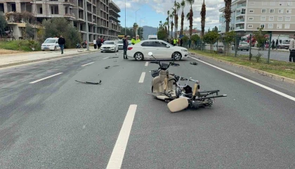 Gazipaşada akülü motosiklete otomobil çarptı: 1 ölü
