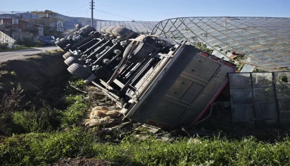 Gazipaşada devrilen kamyonun sürücüsü yaralandı