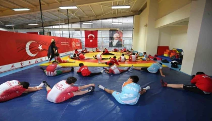 Geleceğin güreşçileri Kepezde yetişiyor